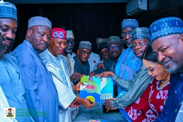 Gwamna Abba ya miƙa fom din tsayawa takara a APC